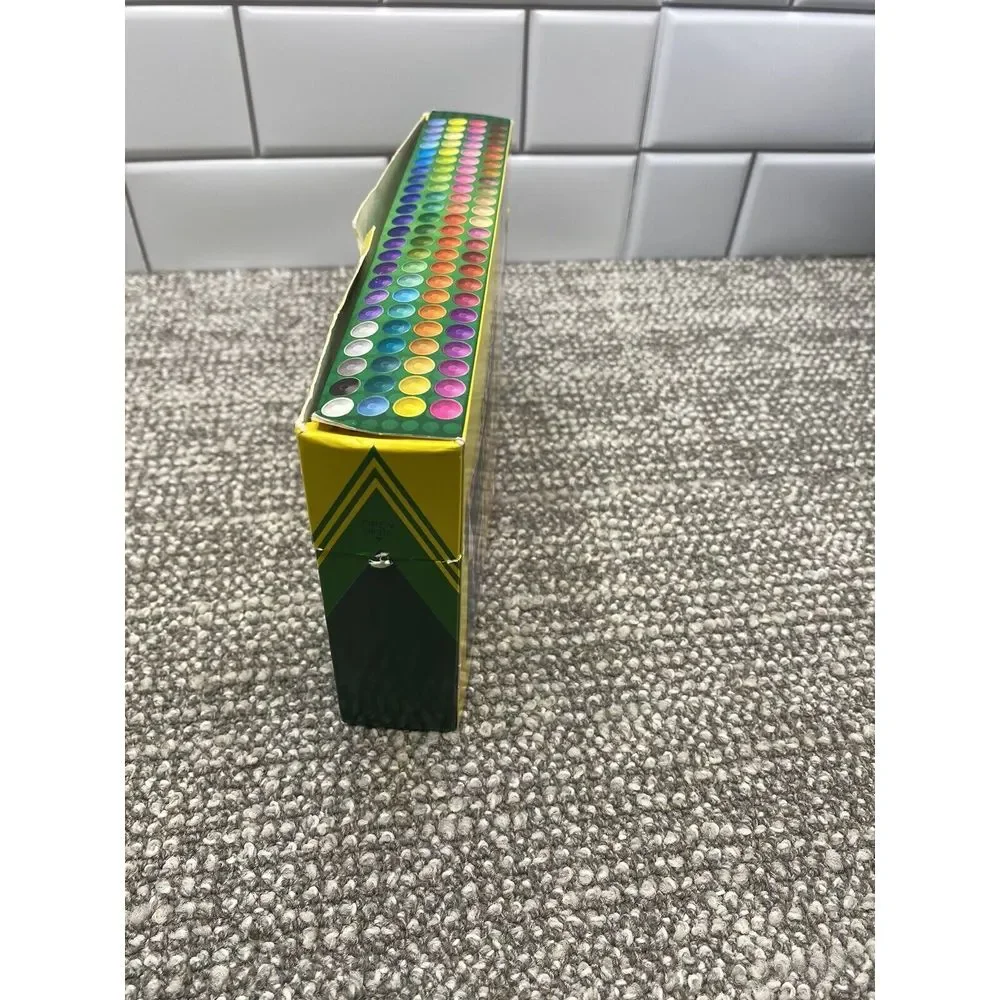 Crayola Crayons‎ 2014 Vintage Hallmark 96 Count With Sharpener Many New Variety
